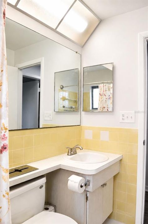 For Rent: $1,750 (2 beds, 1 baths, 830 Square Feet)