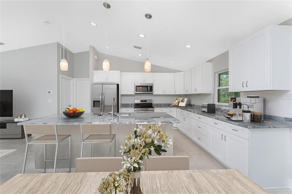 Activo con contrato: $335,000 (3 camas, 2 baños, 1437 Pies cuadrados)