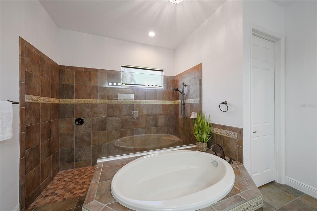 En Venta: $1,075,000 (4 camas, 4 baños, 4176 Pies cuadrados)