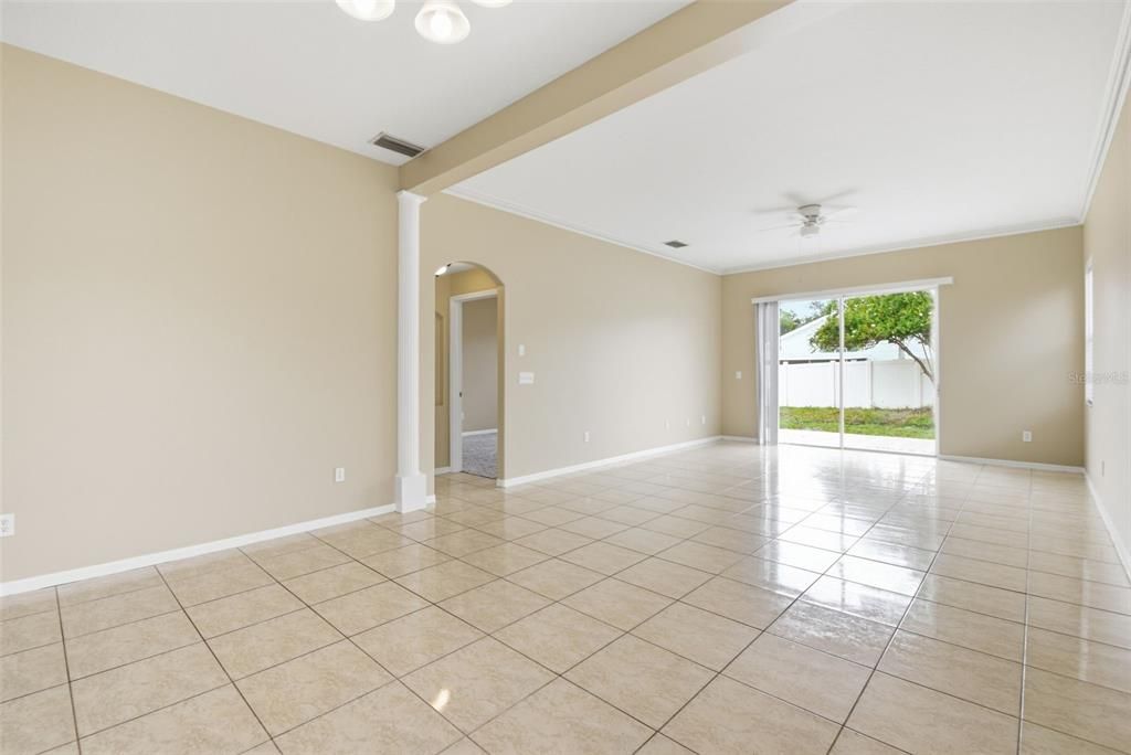 En Venta: $309,900 (4 camas, 2 baños, 2089 Pies cuadrados)
