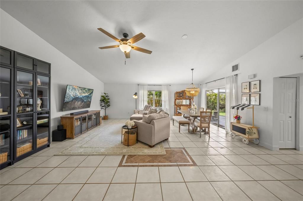Activo con contrato: $445,000 (3 camas, 2 baños, 1513 Pies cuadrados)
