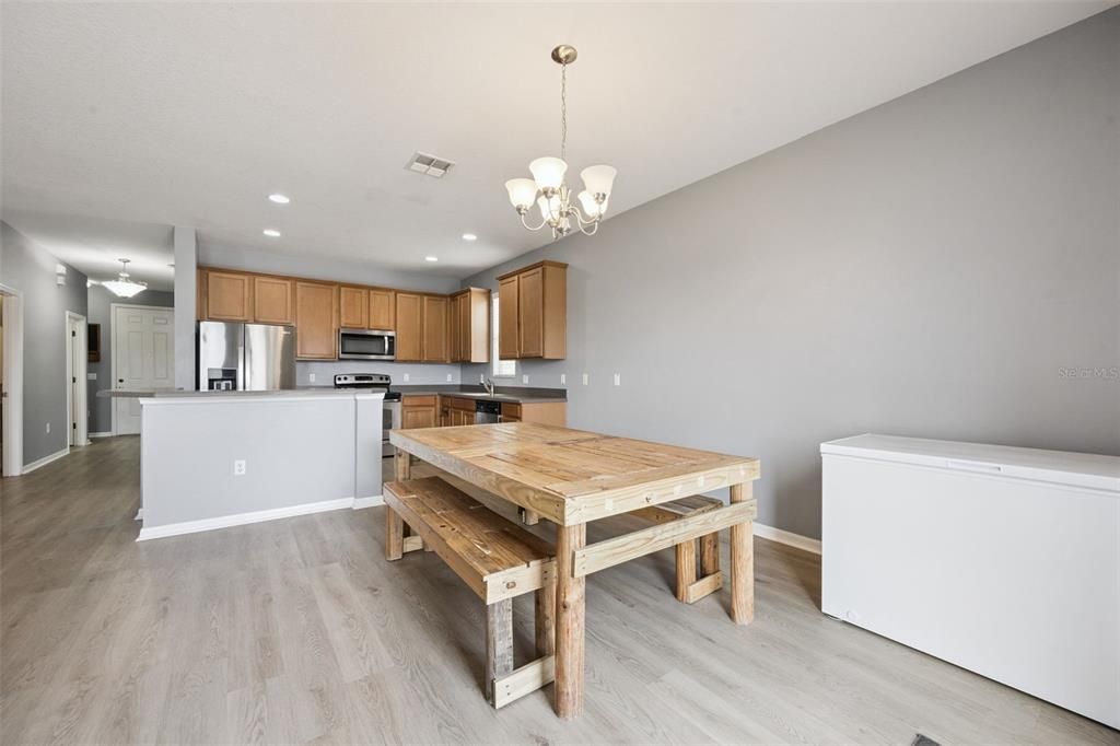 For Sale: $379,000 (4 beds, 3 baths, 2490 Square Feet)