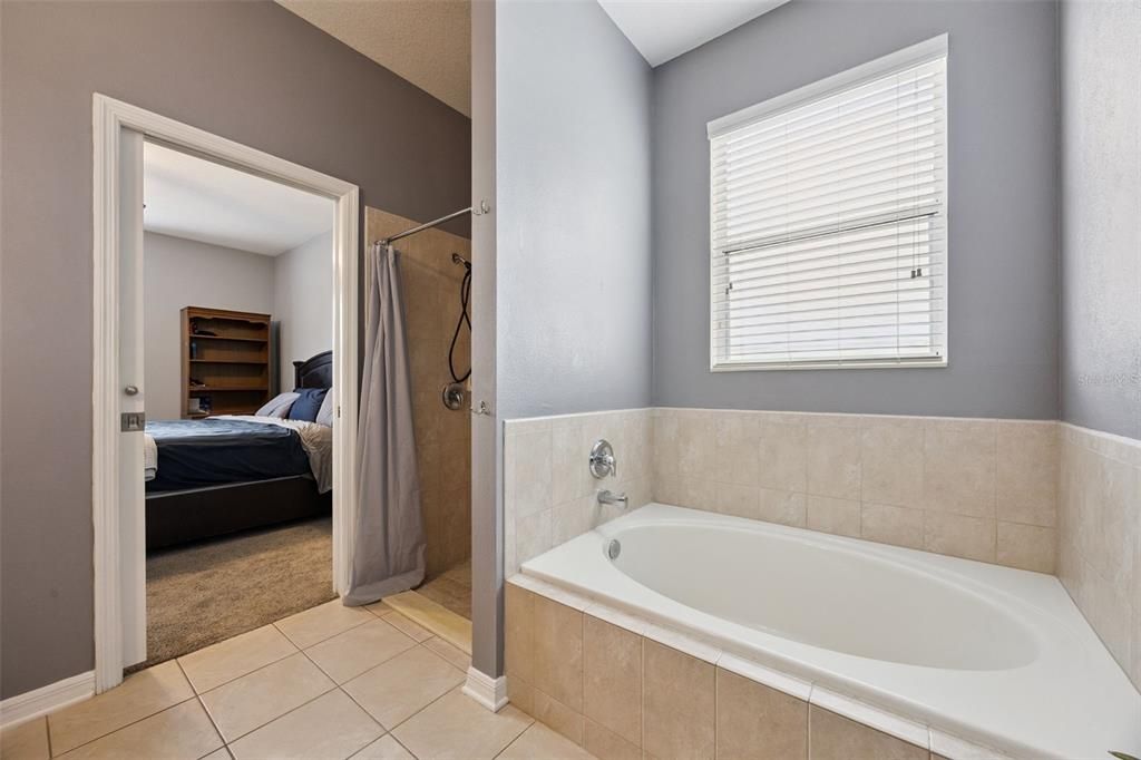 For Sale: $379,000 (4 beds, 3 baths, 2490 Square Feet)