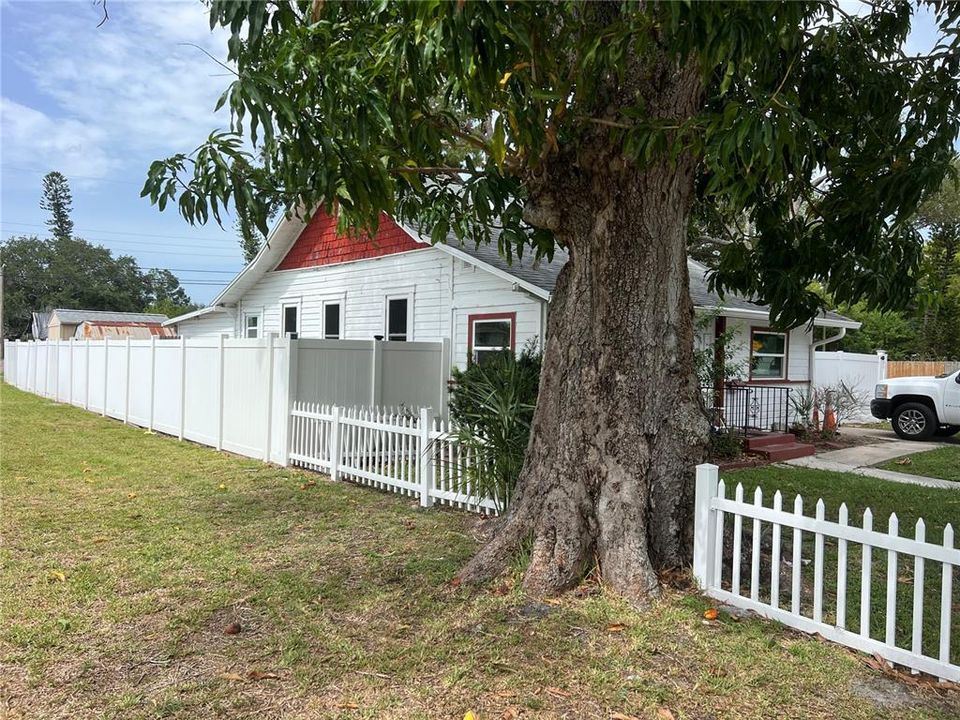 For Sale: $265,000 (3 beds, 2 baths, 1014 Square Feet)