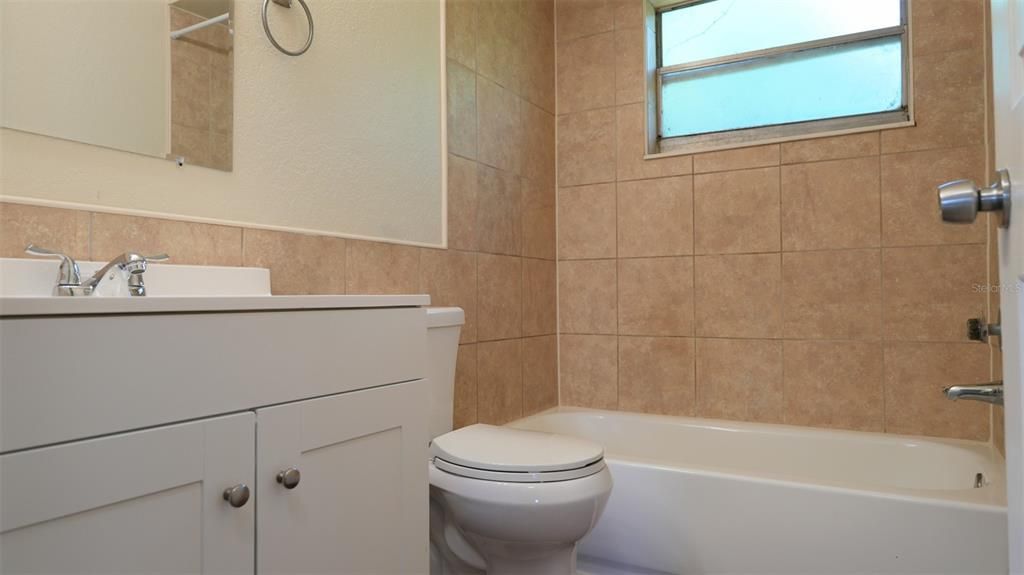 For Rent: $1,300 (2 beds, 1 baths, 900 Square Feet)