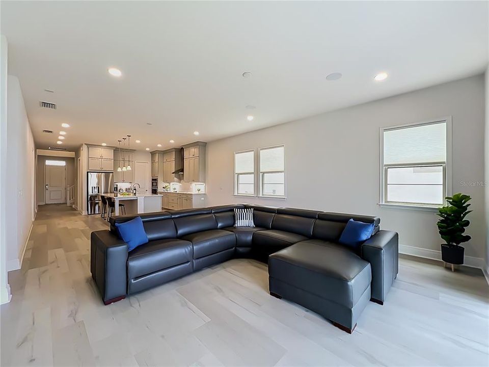 En Venta: $1,150,000 (5 camas, 4 baños, 3231 Pies cuadrados)