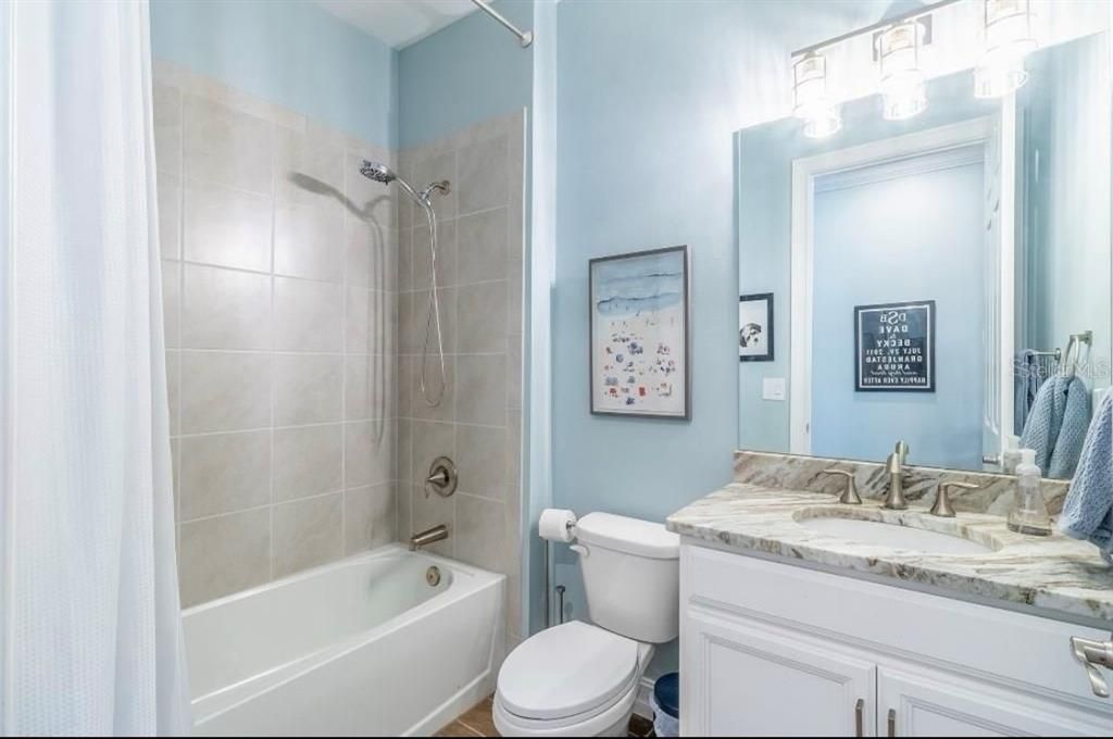 Activo con contrato: $375,000 (3 camas, 2 baños, 1602 Pies cuadrados)