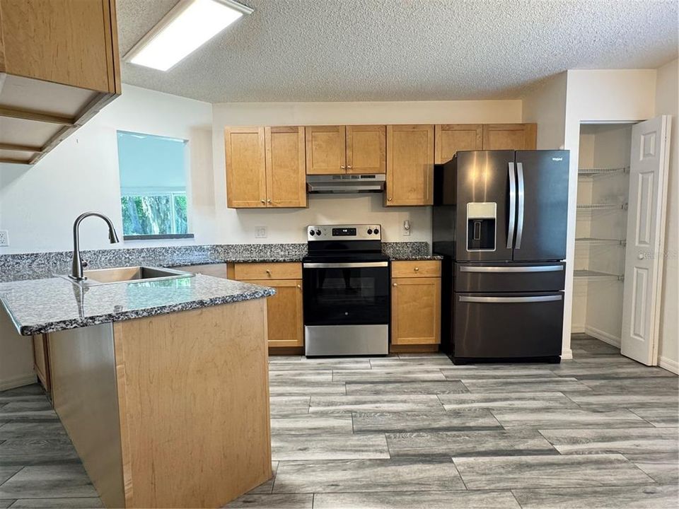 В аренду: $1,950 (3 спален, 2 ванн, 1369 Квадратных фут)