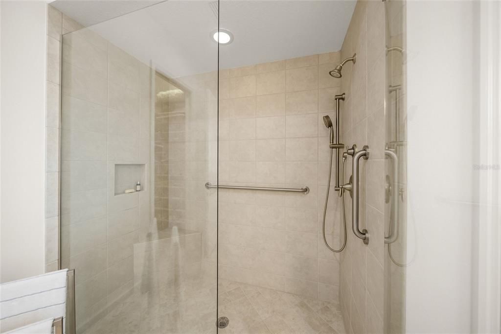 For Sale: $1,250,000 (2 beds, 2 baths, 2011 Square Feet)