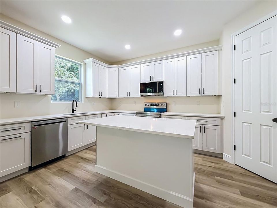 En Venta: $775,000 (3 camas, 2 baños, 2860 Pies cuadrados)
