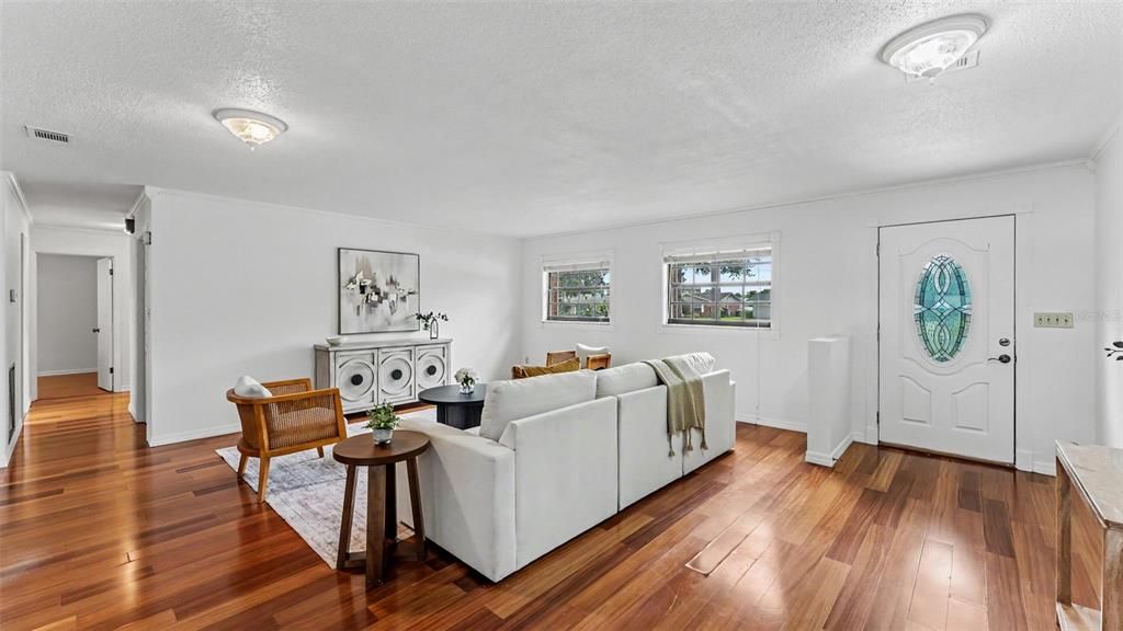 En Venta: $339,000 (4 camas, 2 baños, 1800 Pies cuadrados)