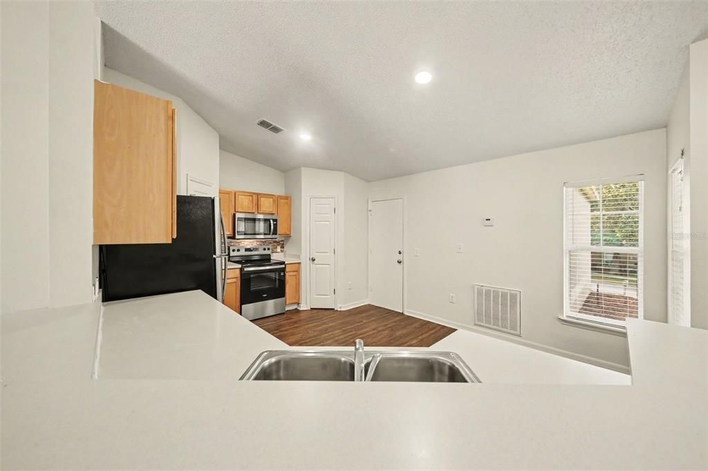 На продажу: $329,900 (3 спален, 2 ванн, 1424 Квадратных фут)