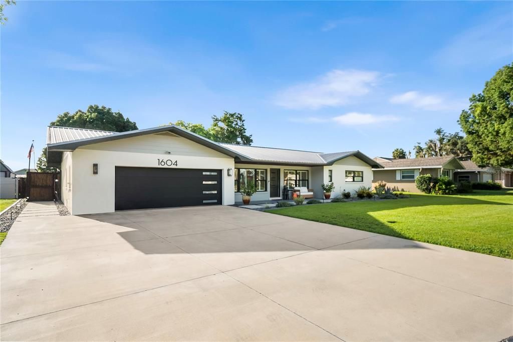 Active With Contract: $649,900 (3 beds, 3 baths, 1856 Square Feet)