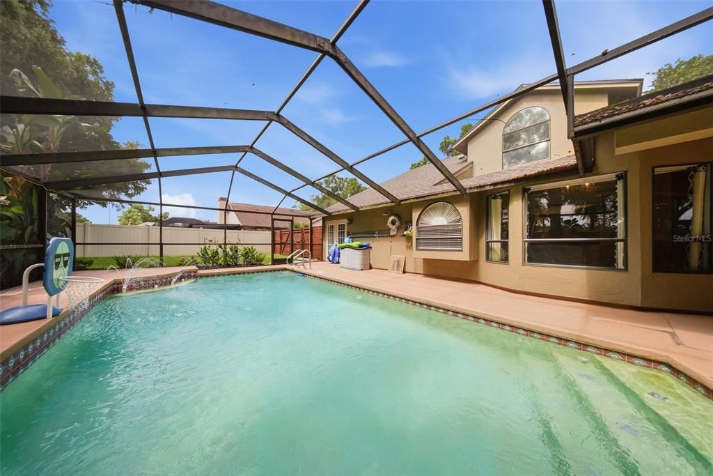 Activo con contrato: $549,900 (4 camas, 3 baños, 2568 Pies cuadrados)