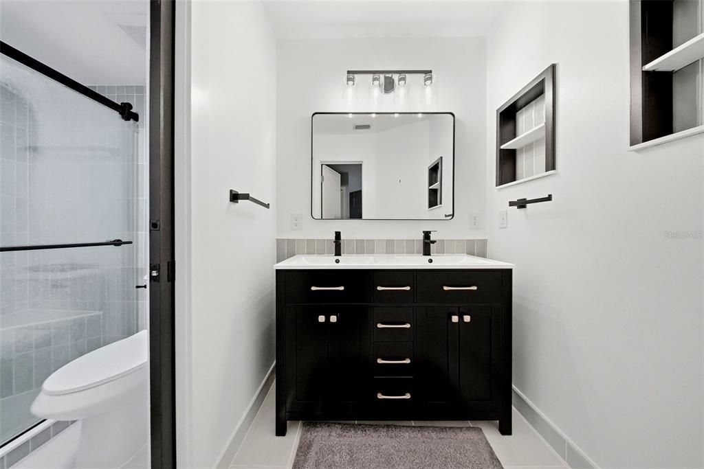 Activo con contrato: $549,900 (4 camas, 3 baños, 2568 Pies cuadrados)