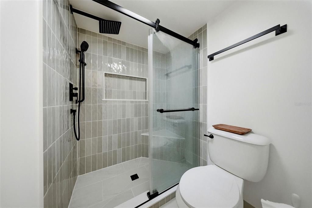 Activo con contrato: $549,900 (4 camas, 3 baños, 2568 Pies cuadrados)