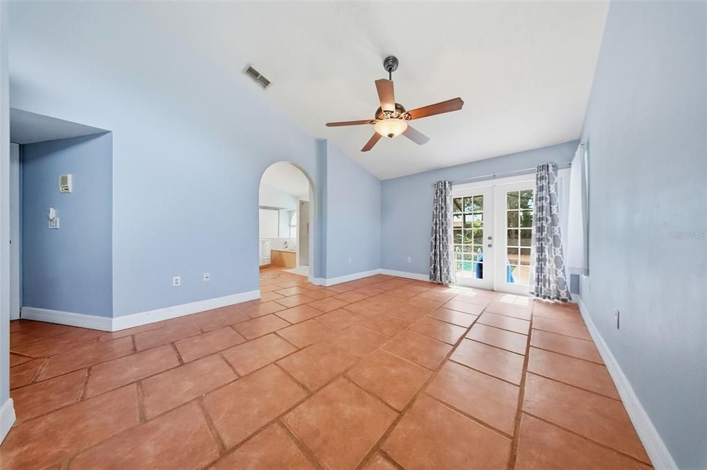 Activo con contrato: $549,900 (4 camas, 3 baños, 2568 Pies cuadrados)