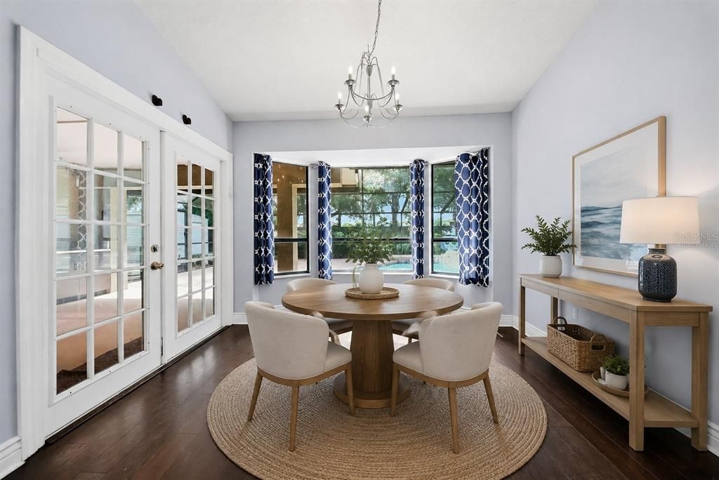 Activo con contrato: $549,900 (4 camas, 3 baños, 2568 Pies cuadrados)
