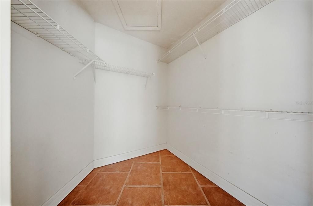Activo con contrato: $549,900 (4 camas, 3 baños, 2568 Pies cuadrados)
