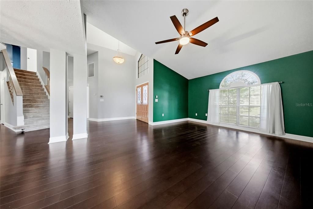 Activo con contrato: $549,900 (4 camas, 3 baños, 2568 Pies cuadrados)