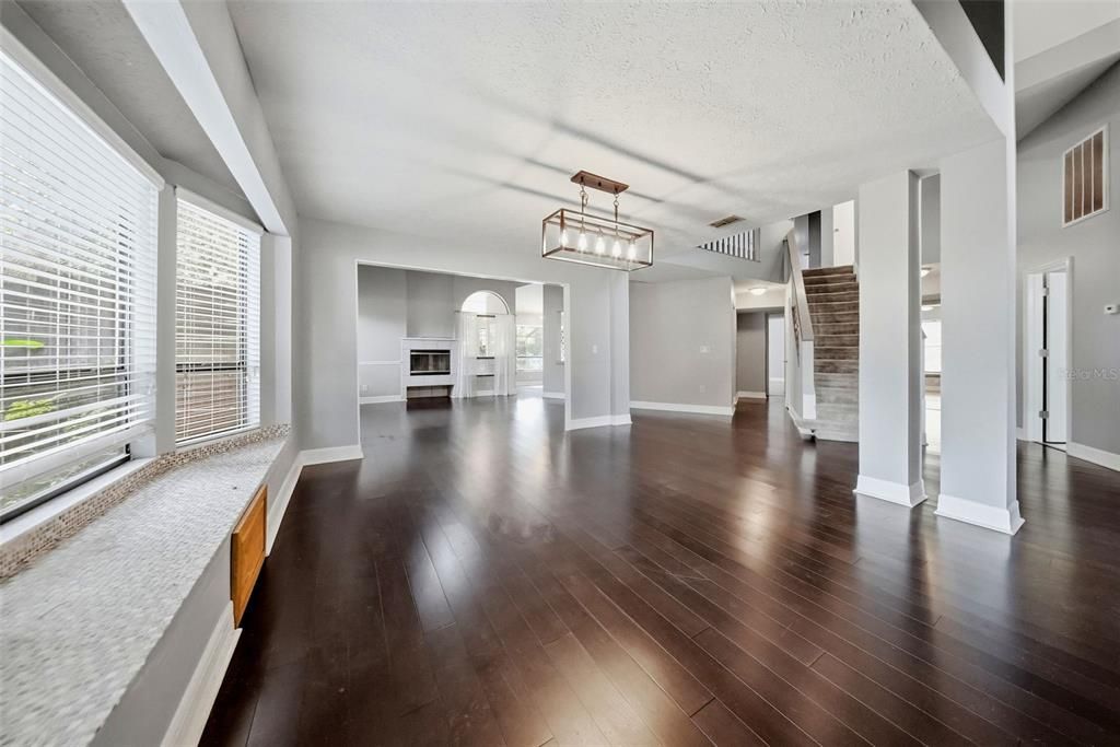 Activo con contrato: $549,900 (4 camas, 3 baños, 2568 Pies cuadrados)