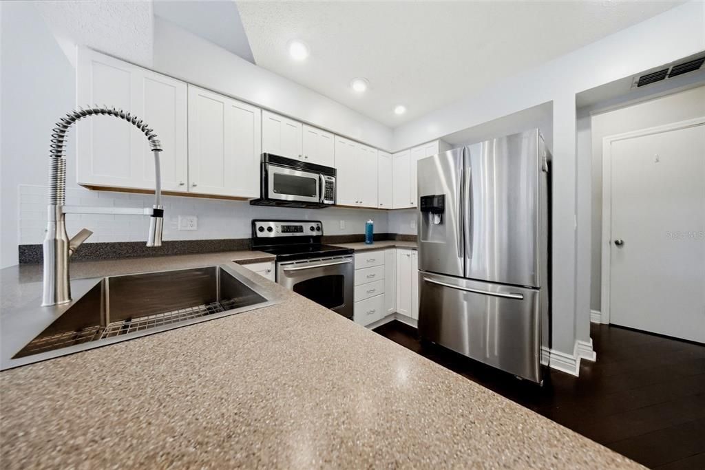 Activo con contrato: $549,900 (4 camas, 3 baños, 2568 Pies cuadrados)