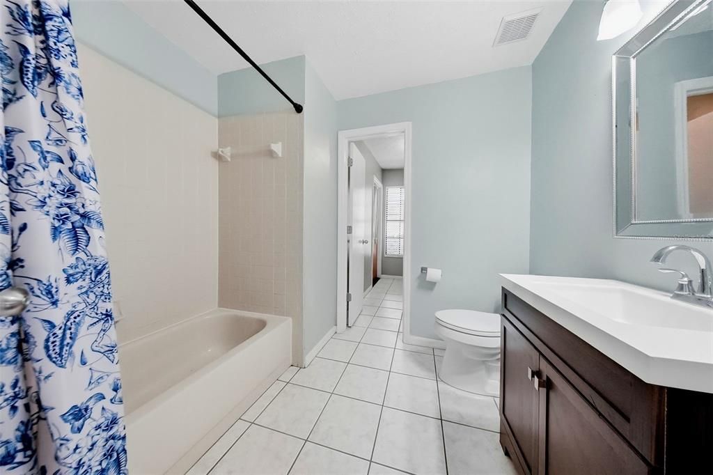 Activo con contrato: $549,900 (4 camas, 3 baños, 2568 Pies cuadrados)