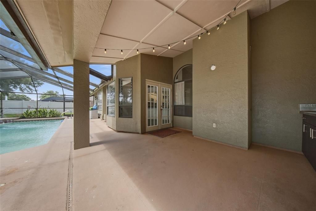Activo con contrato: $549,900 (4 camas, 3 baños, 2568 Pies cuadrados)