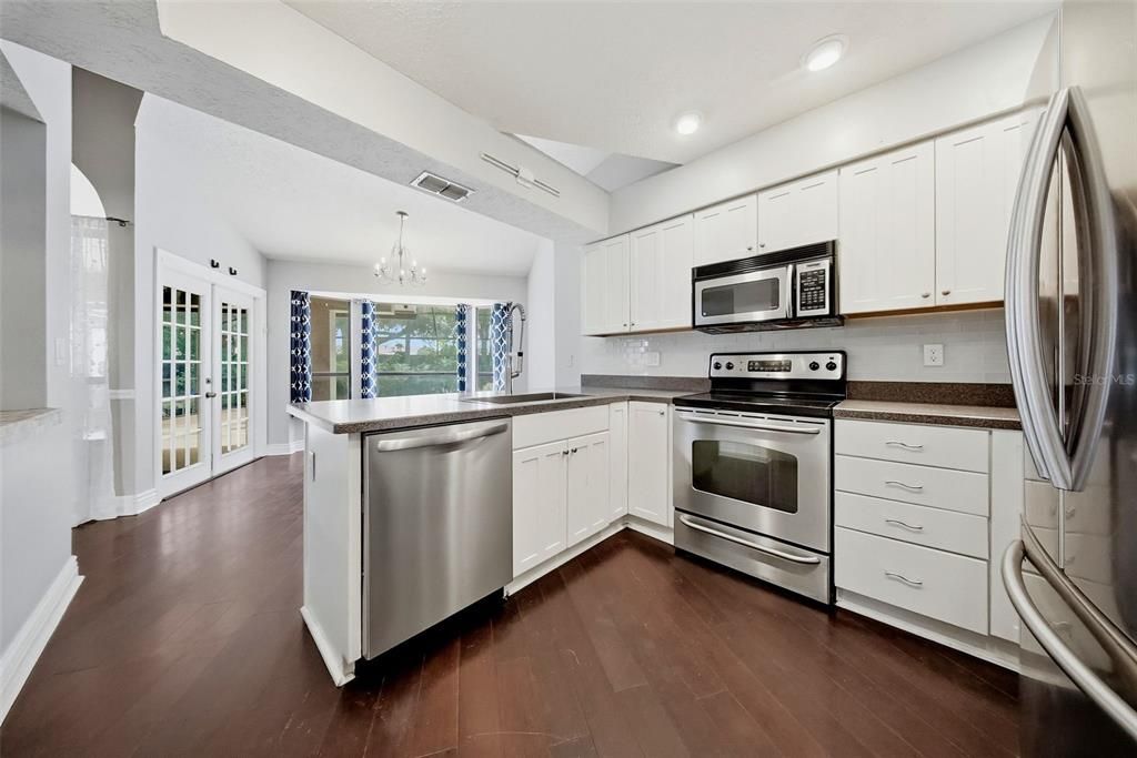 Activo con contrato: $549,900 (4 camas, 3 baños, 2568 Pies cuadrados)