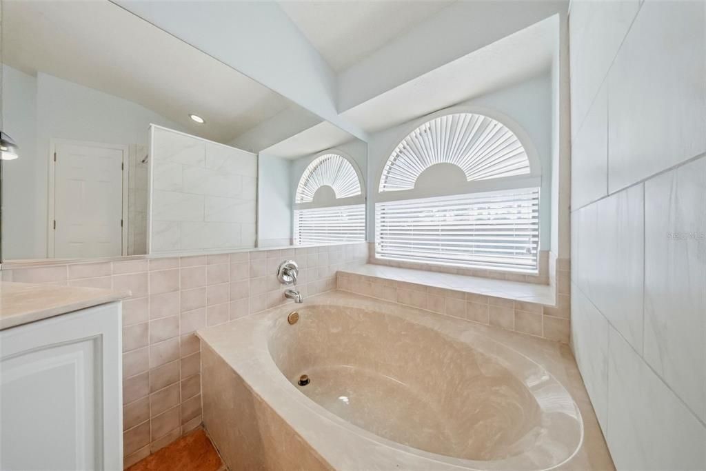 Activo con contrato: $549,900 (4 camas, 3 baños, 2568 Pies cuadrados)