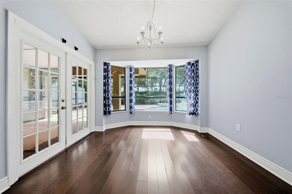 Activo con contrato: $549,900 (4 camas, 3 baños, 2568 Pies cuadrados)