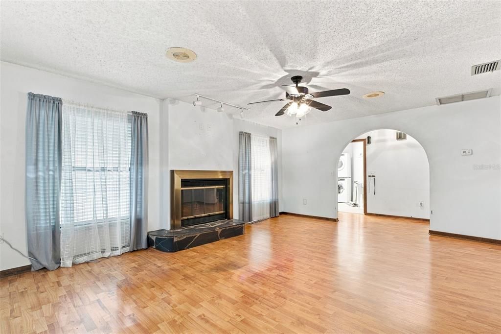 For Sale: $385,000 (3 beds, 3 baths, 1803 Square Feet)