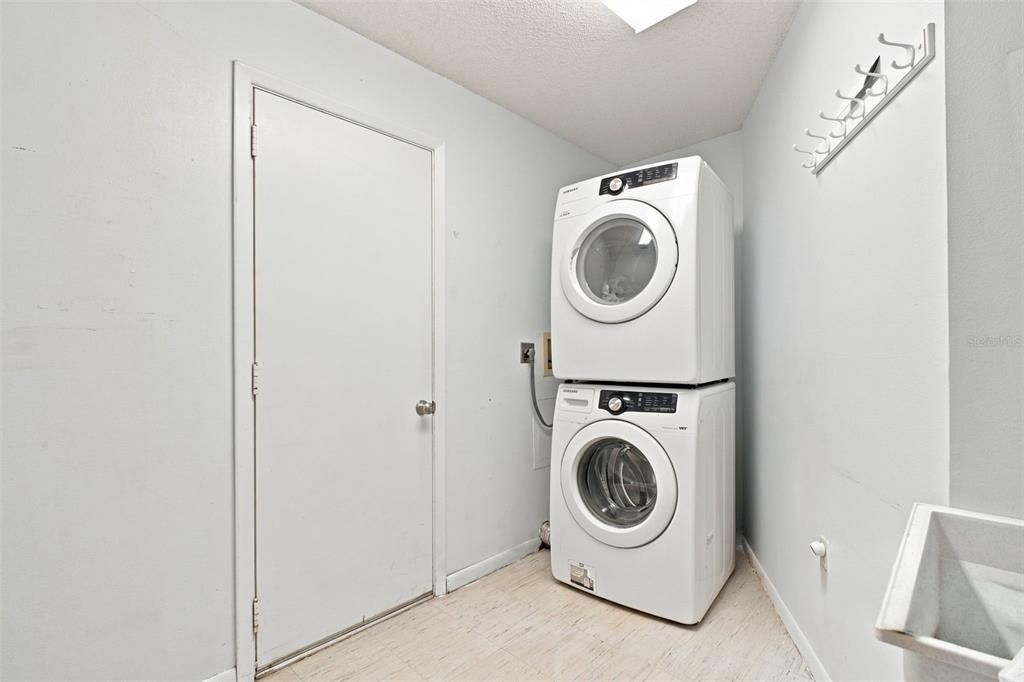 For Sale: $385,000 (3 beds, 3 baths, 1803 Square Feet)