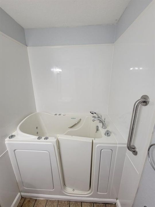 En Venta: $285,000 (4 camas, 3 baños, 2228 Pies cuadrados)
