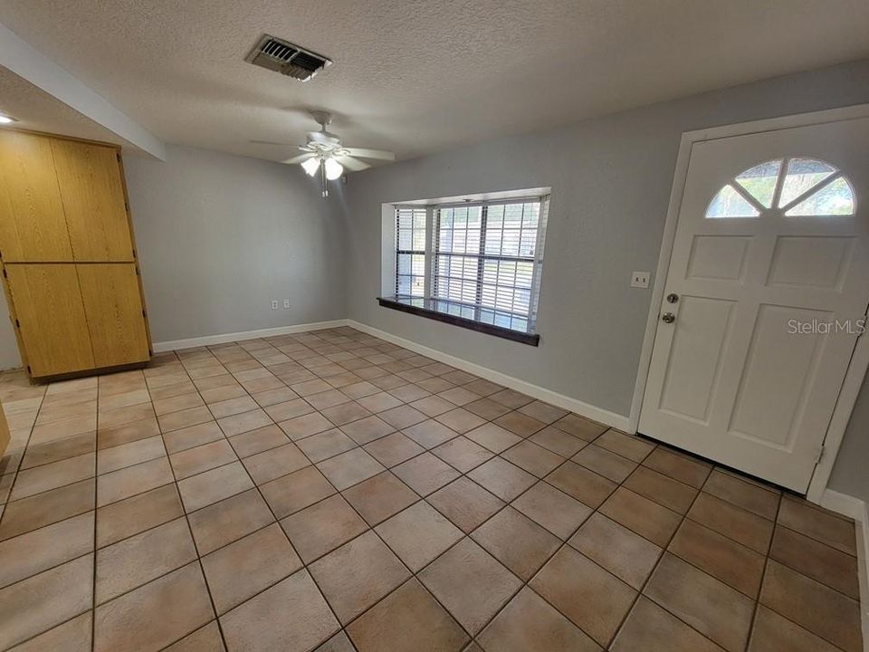 En Venta: $285,000 (4 camas, 3 baños, 2228 Pies cuadrados)
