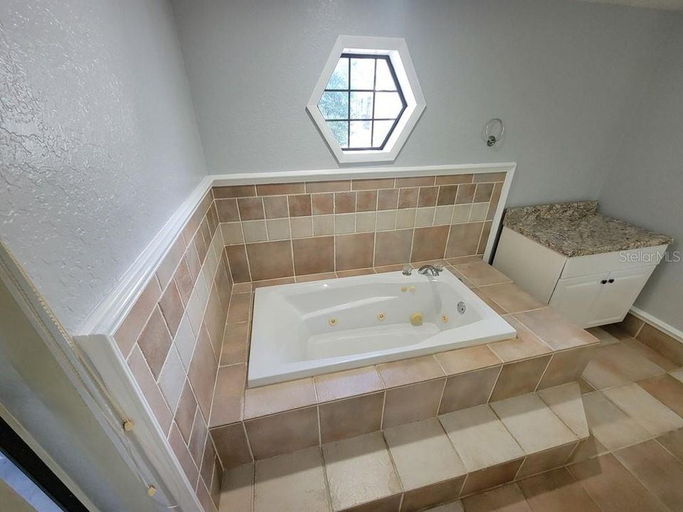 En Venta: $285,000 (4 camas, 3 baños, 2228 Pies cuadrados)