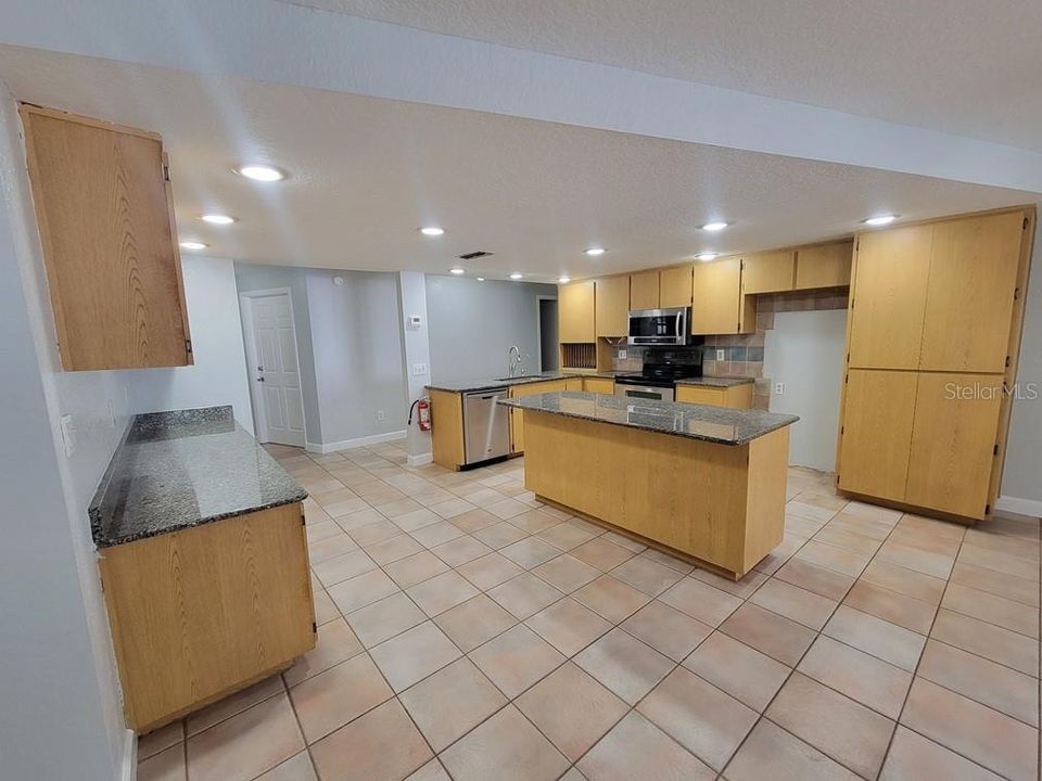 En Venta: $285,000 (4 camas, 3 baños, 2228 Pies cuadrados)