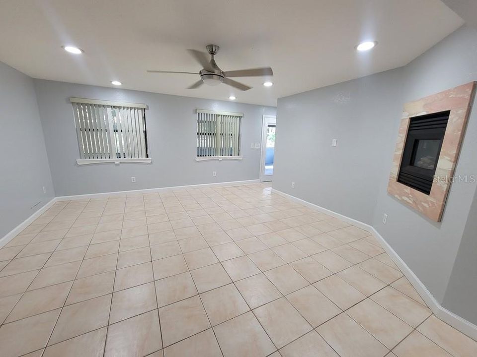 En Venta: $285,000 (4 camas, 3 baños, 2228 Pies cuadrados)
