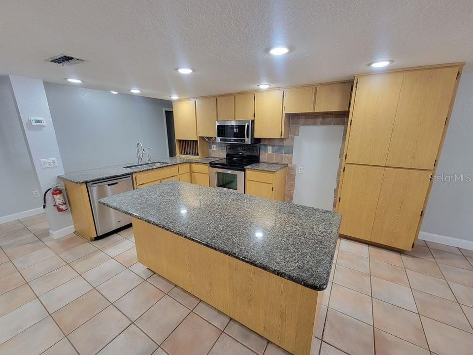 En Venta: $285,000 (4 camas, 3 baños, 2228 Pies cuadrados)