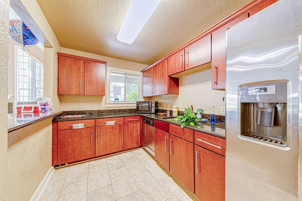 На продажу: $309,900 (2 спален, 2 ванн, 1154 Квадратных фут)