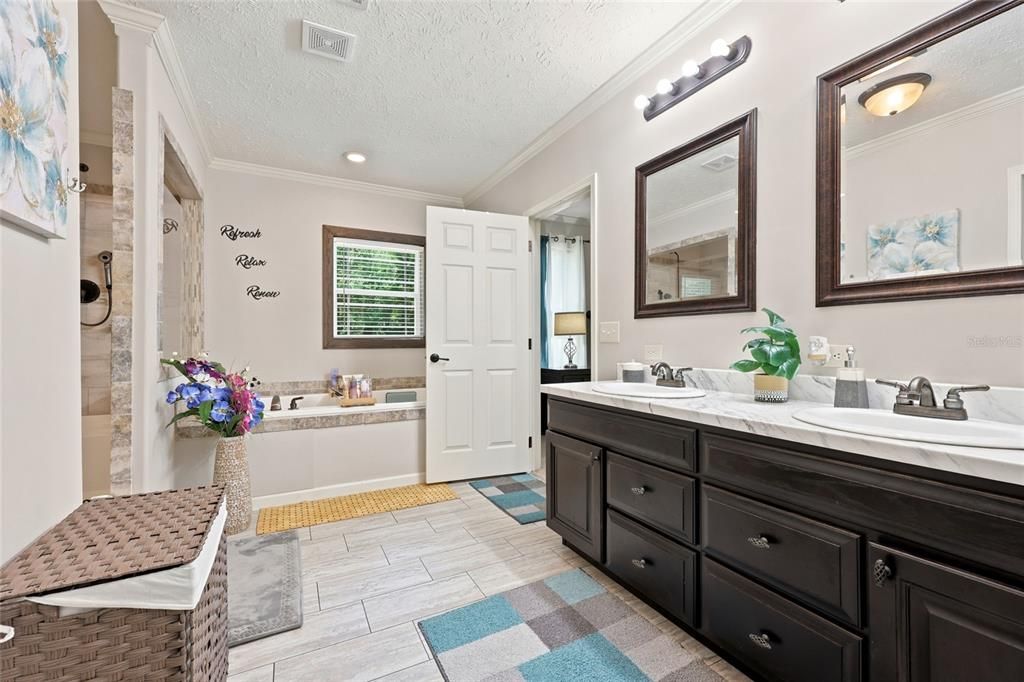 For Sale: $380,000 (4 beds, 3 baths, 2596 Square Feet)