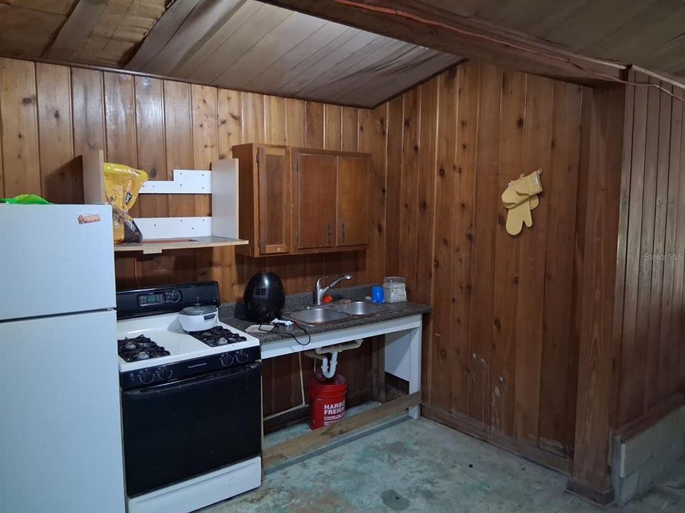 For Sale: $250,000 (5 beds, 4 baths, 2152 Square Feet)