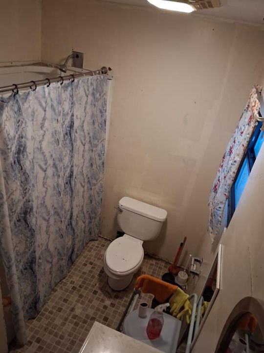 For Sale: $250,000 (5 beds, 4 baths, 2152 Square Feet)