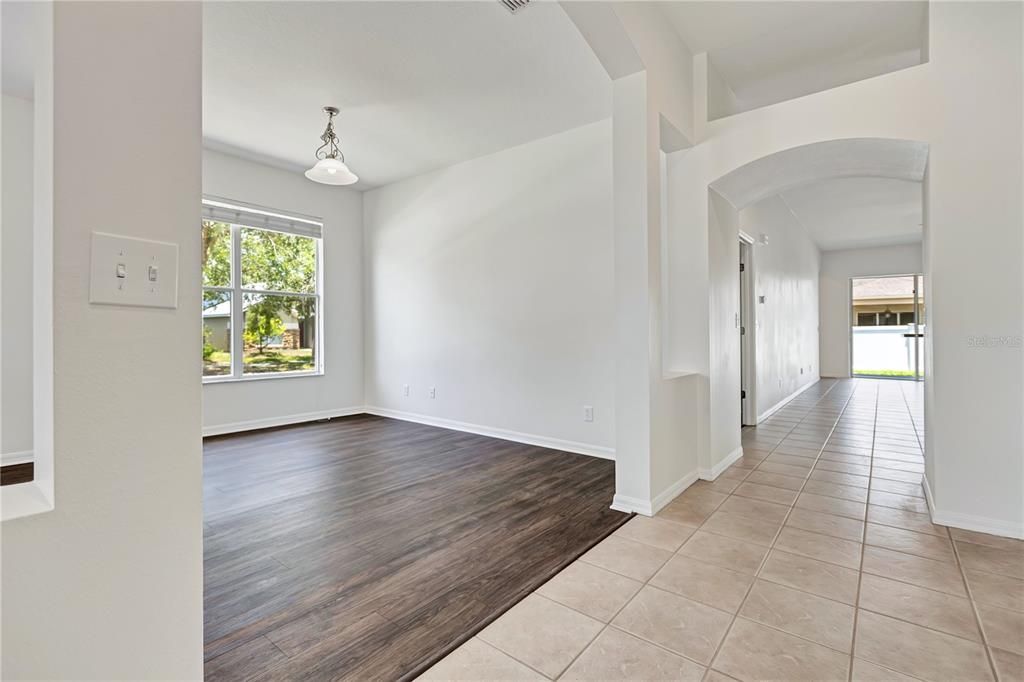 Activo con contrato: $320,000 (4 camas, 2 baños, 2054 Pies cuadrados)