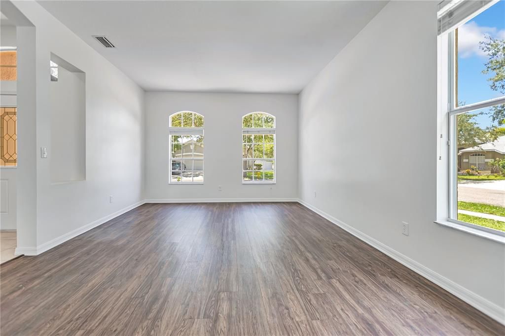 Activo con contrato: $320,000 (4 camas, 2 baños, 2054 Pies cuadrados)