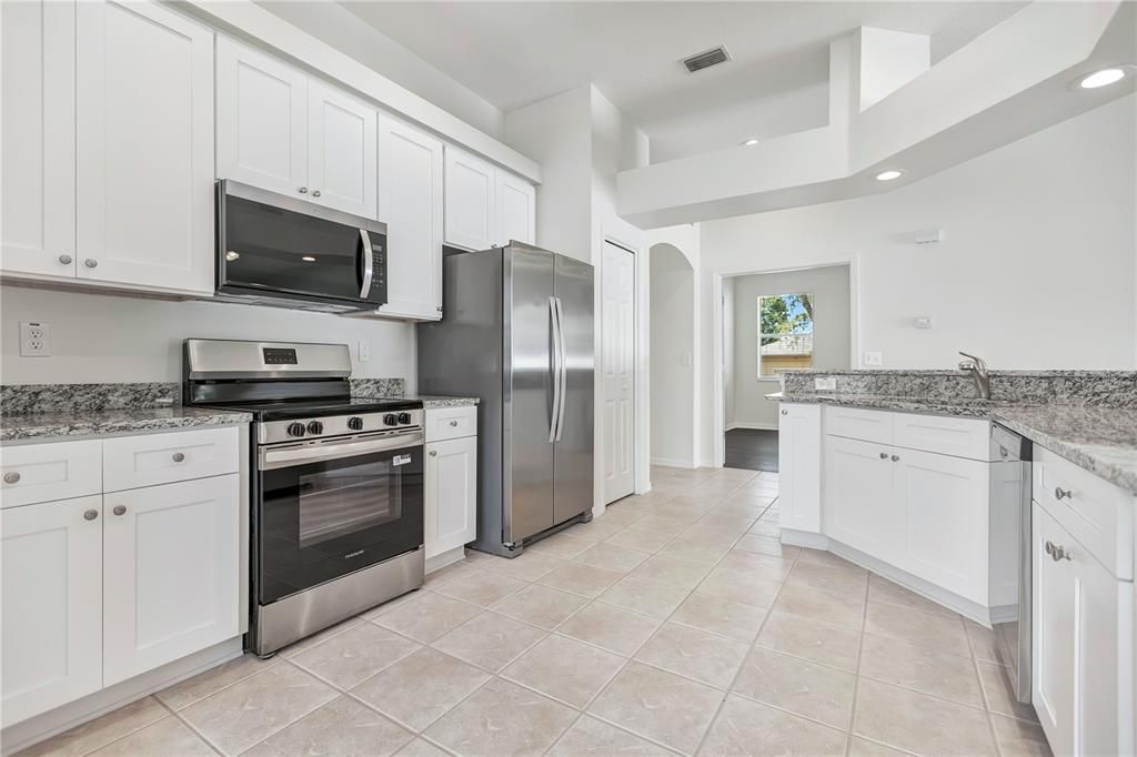 Activo con contrato: $320,000 (4 camas, 2 baños, 2054 Pies cuadrados)