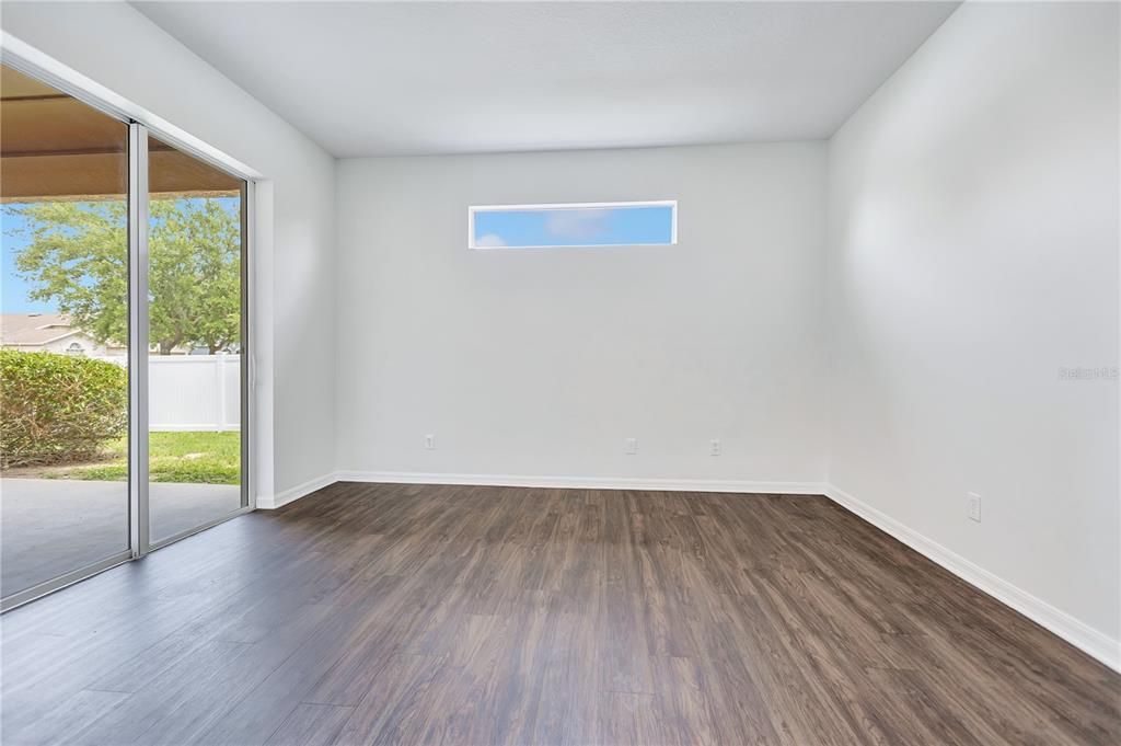 Activo con contrato: $320,000 (4 camas, 2 baños, 2054 Pies cuadrados)
