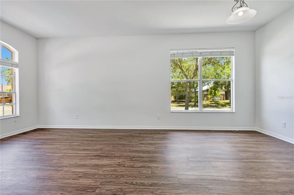 Activo con contrato: $320,000 (4 camas, 2 baños, 2054 Pies cuadrados)
