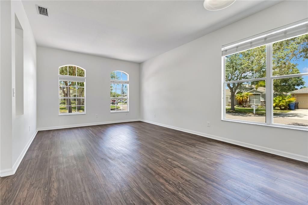 Activo con contrato: $320,000 (4 camas, 2 baños, 2054 Pies cuadrados)