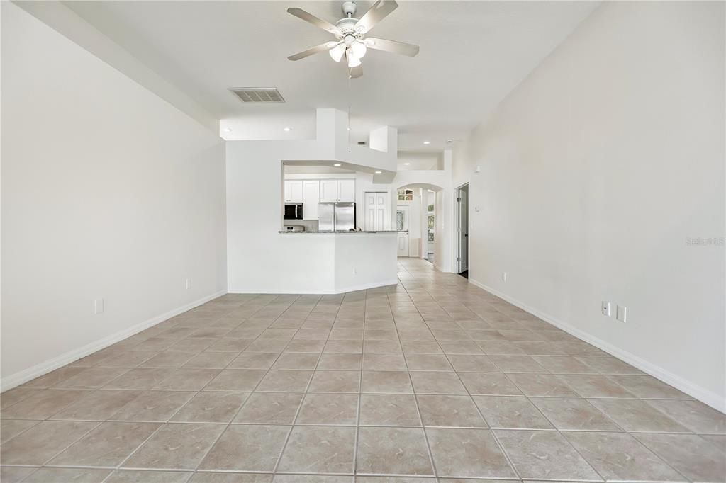 Activo con contrato: $320,000 (4 camas, 2 baños, 2054 Pies cuadrados)